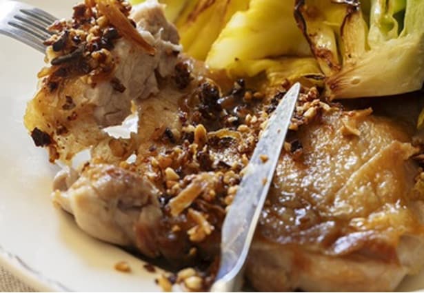 「サクサクしょうゆアーモンド トリュフ風味」をかけた鶏肉とキャベツのソテー