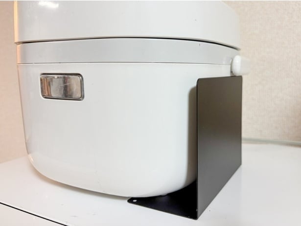 【しゃもじ置き】炊飯器の下にブックエンドを差し込んで…（▶手順をチェック）