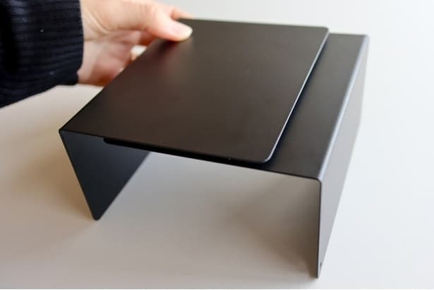 【コの字ラック】ブックエンド２つを重ねて完成！（▶意外な魅力も）