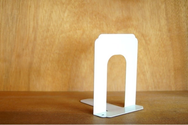 【100均】ブックエンドがキッチンで大活躍！？目からウロコの活用アイデア3選