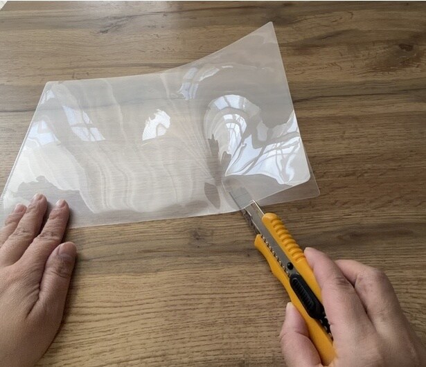 長い辺をカッターで切りましょう（▶次へ）