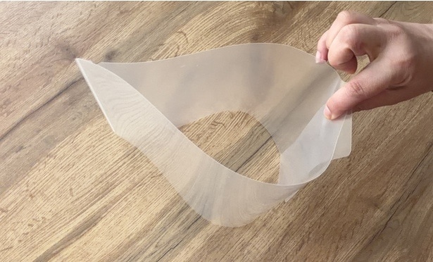 左右の短い辺を持って、ゴミ箱に入るくらいの円筒に（▶次へ）