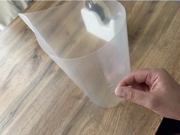 短い辺を重ね合わせ、セロハンテープで留めます（▶次へ）