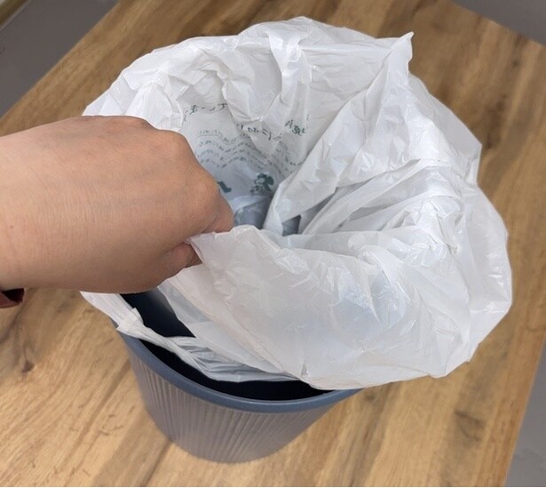 ゴミ箱にビニール袋がかかったクリアファイルを入れます（▶次へ）