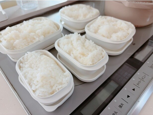 冷凍したご飯をそのまま電子レンジで温めるだけ　▶ほかにも工夫
