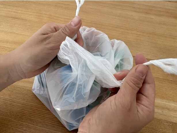 簡単にビニール袋が開けられました。（▶持ち手が1つのビニール袋は？）