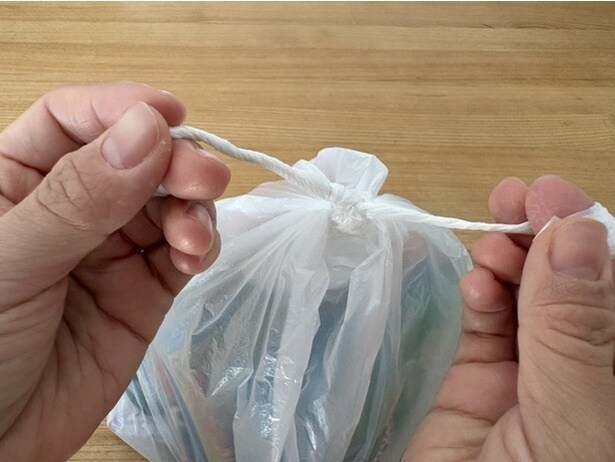 1、2つの持ち手をぐるぐるねじって、細く・固くする。（▶次へ）