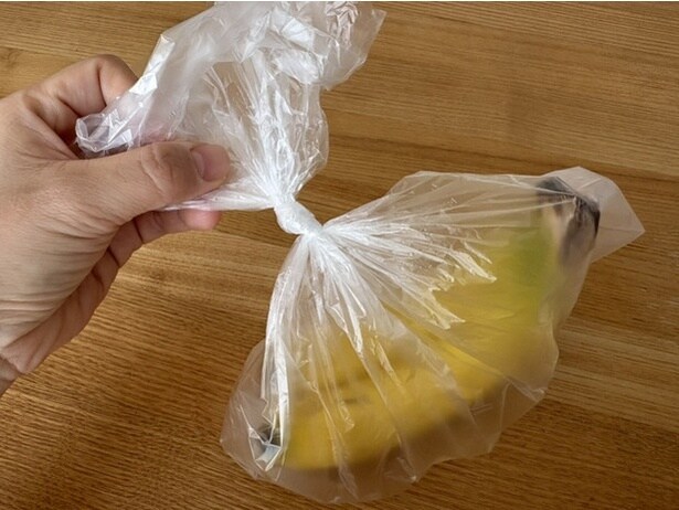 透明のビニール袋は、結び目を固くしてしまいがち…（▶やり方をチェック）