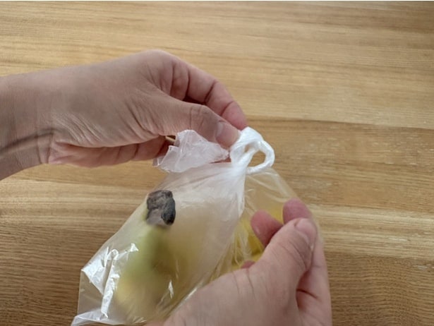 固い結び目のビニール袋は道具不要で簡単に開けられる！（▶今すぐチェック）