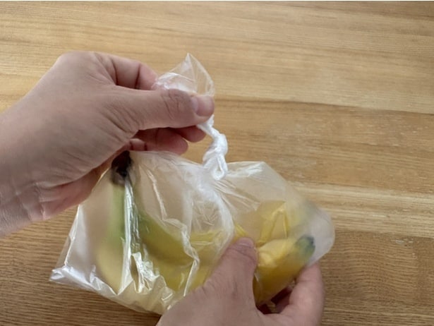 2、結び目に向けて、細くした部分を押し込んでいく。（▶次へ）