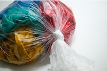 固く縛って開けられなくなってしまったビニール袋の結び目を簡単にほどく方法