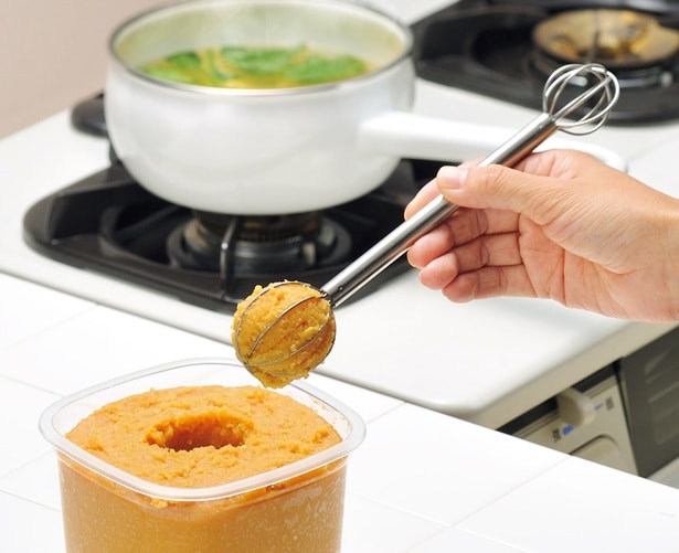 くるっと回すだけで即計量「計量みそマドラー」