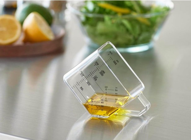 平置きで1カップ、斜め置きで大さじが測れる