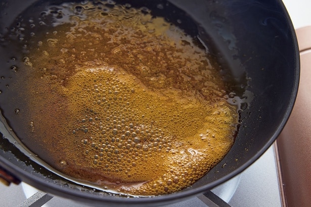 均一に茶色くなるまでフライパンを回しながら熱する。へらなどでさわると、砂糖が再結晶化して固まるので注意