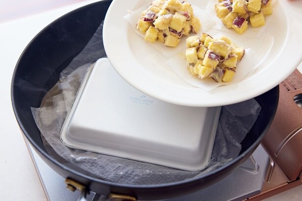 加熱中にガタガタぐらつかないよう、バットの下にペーパータオルを敷く