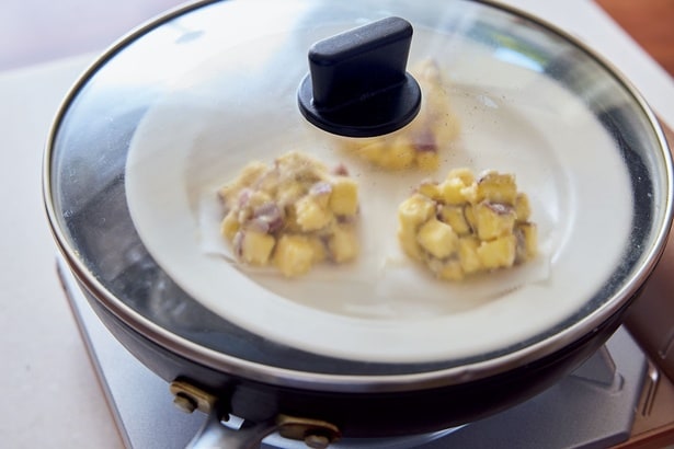 バットの上に皿をのせれば、水にひたらずに蒸せる