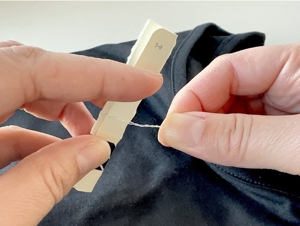 コードがねじれるように紙をくるくる回します（▶次へ）