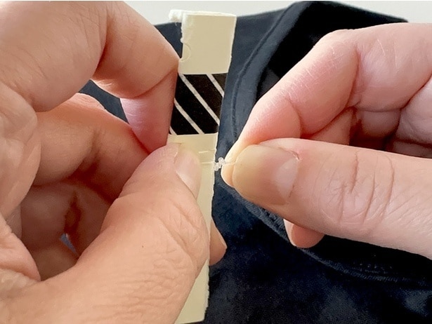 ねじれの起点が動かないように、指で押さえて固定するのがポイント（▶次へ）