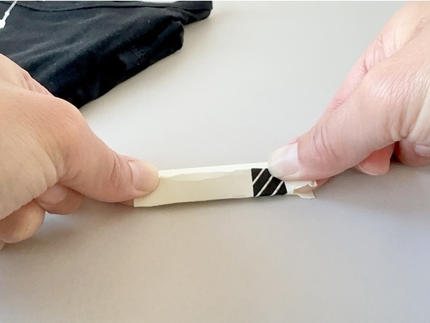 紙の長辺と平行に何度か折って…（▶次へ）