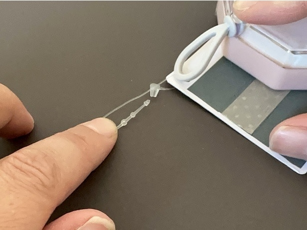 留め具の方へコードを曲げます（▶次へ）