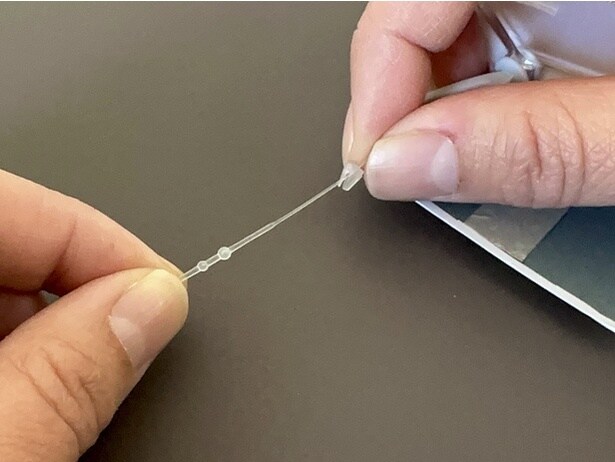 留め具からコードを引っ張って…（▶次へ）