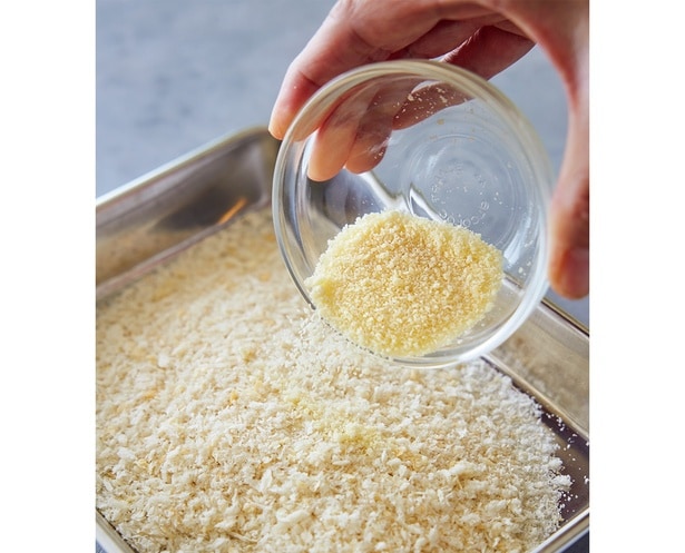 パン粉に粉チーズをプラス