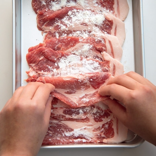 手順1 豚肉に小麦粉をまぶす