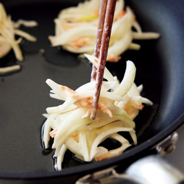 箸でつまんでフライパンへ