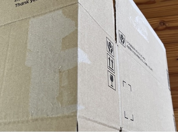 フラップを切ったところで箱を折り曲げて変形させます（▶次へ）