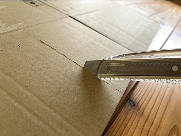 点線に沿ってカッターで切ります（▶次へ）