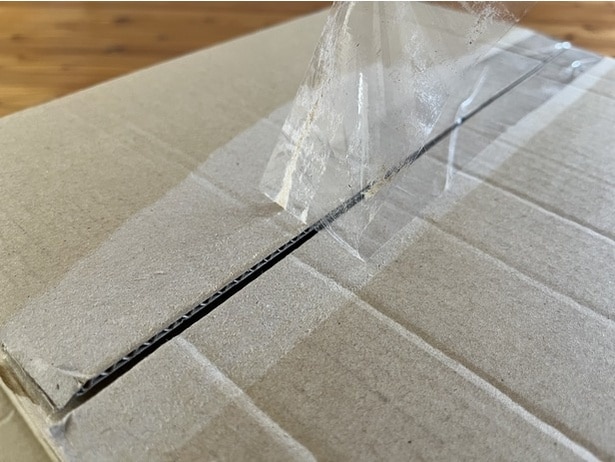 まずはテープをはがして箱を展開します（▶次へ）