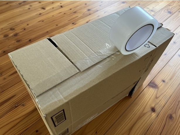 箱の裏側をテープで留めます（▶次へ）