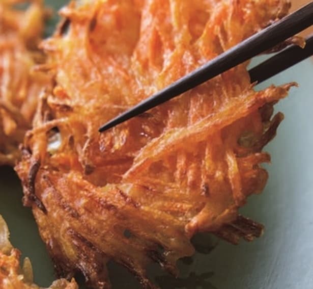 にんじんの甘みを味わう！少量油で作る「にんじんのかき揚げ」
