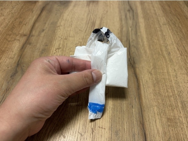 長い持ち手（青）を一周グルっと巻く（▶次へ）