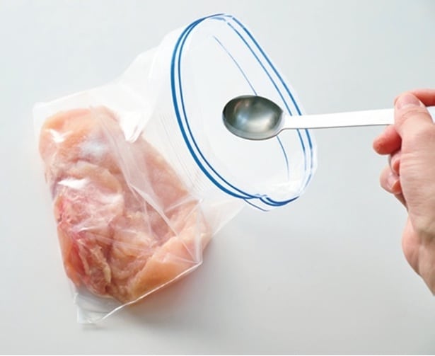 冷凍するときは、肉をファスナーつき保存袋に入れ、塩と油でコーティングする