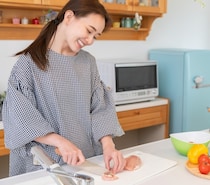 切る前の「ドリップオフ」が大切！生肉の衛生的な扱い方【お肉の切り方の正解】