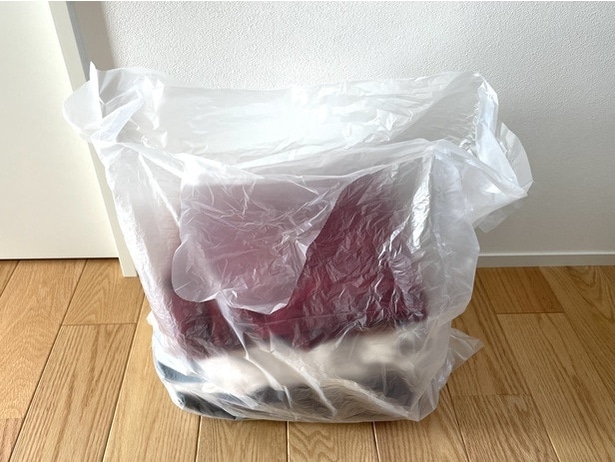 圧縮したい服をビニール袋に入れる（▶次へ）