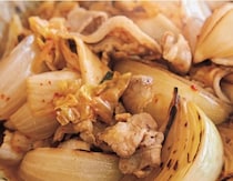 煮込む前に玉ねぎを焼いて甘味アップ！「キムチ焼き煮込み」