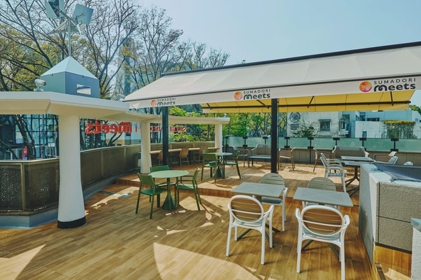 「SUMADORI Meets」には開放的なテラス席も