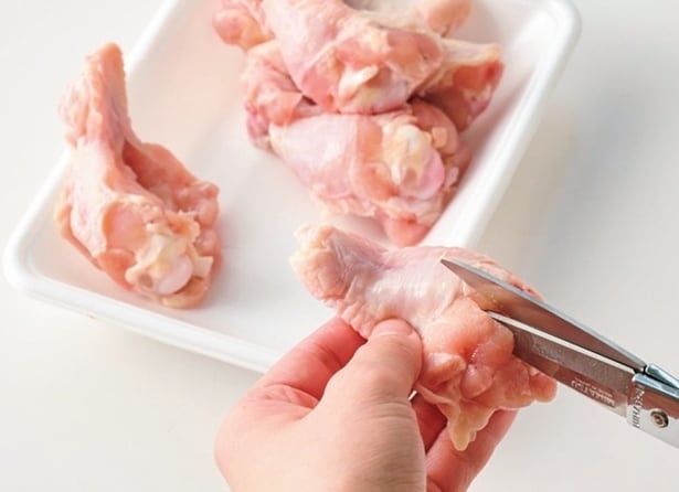 とり骨つき肉の骨と肉の間に切り目を入れる