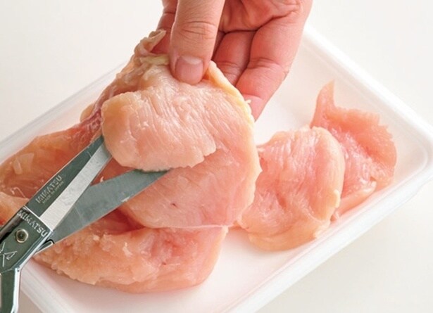 とりむね肉をそぎ切りにする
