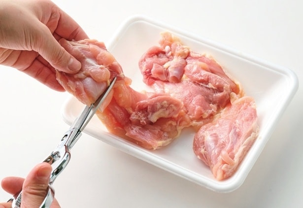 まな板洗いからの卒業！肉を切るなら「キッチンばさみ」が超便利【お肉の切り方の正解】