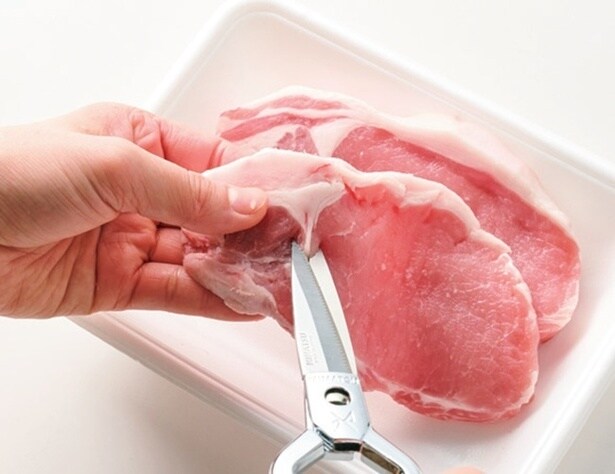 とんカツ用肉の筋切りをする