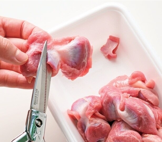 砂肝の銀皮（ぎんぴ・白い部分）を除く