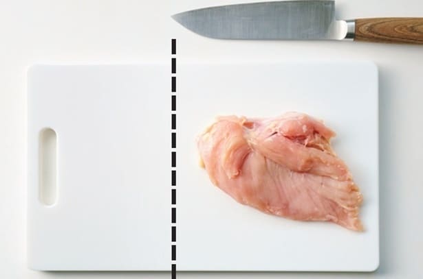 まな板の上で切るときは肉と野菜の切る場所を決めておく