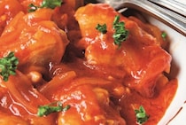 主役はとり肉と玉ねぎ！トマトジュースで鮮やか「ほったらかし蒸し煮」