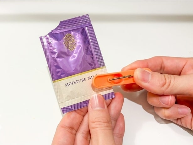 使いかけの試供品を洗濯ばさみではさむ（▶完成形をチェック）