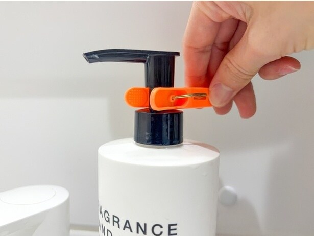 ボトルのネック部分を洗濯ばさみではさむだけで…(▶完成形をチェック)