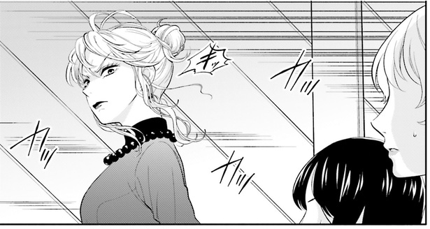 陰口を叩く人を睨んで