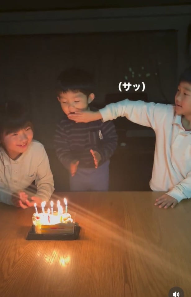 お兄ちゃんが手でカバーして阻止!▶主役が吹き消すことはできるのか!?(⇒次へ)